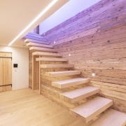 PX VINTAGE Treppe aus Altholz mit violettem Licht